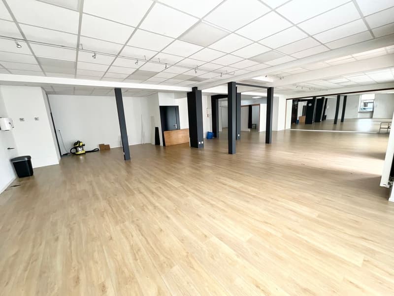 Locaux avec vitrines idéalement situé au coeur de Delémont (2)