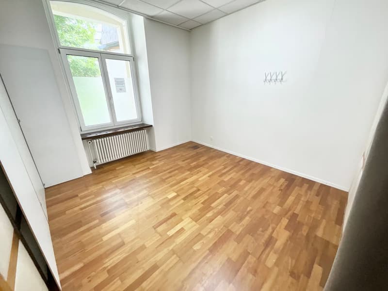 Locaux avec vitrines idéalement situé au coeur de Delémont (4)