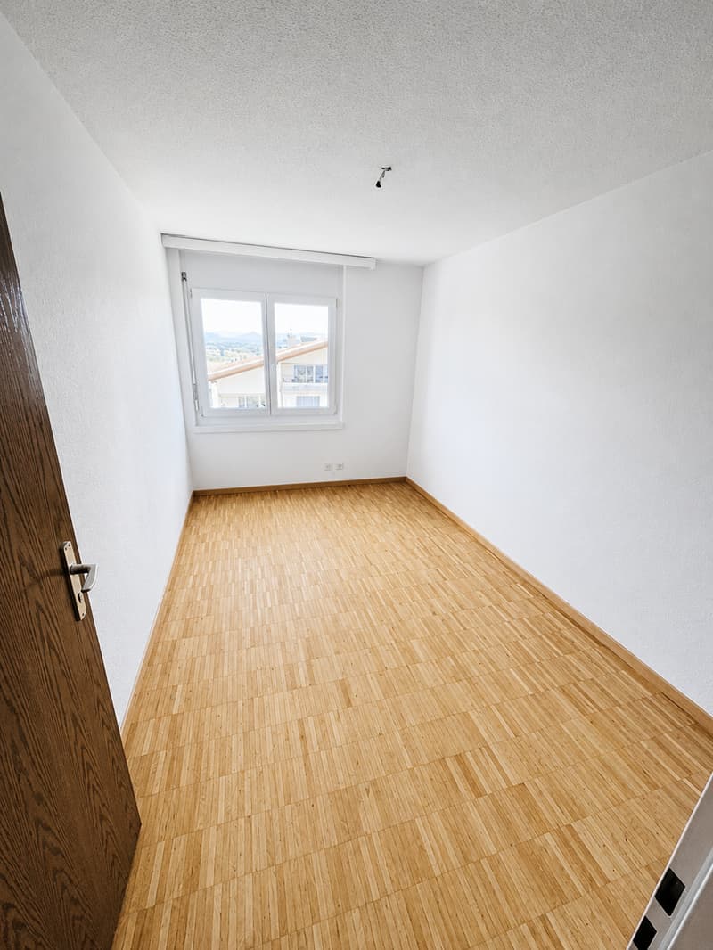 Helle Familienwohnung mit Balkon und 2 Bädern / 2 Parkplätze möglich (10)