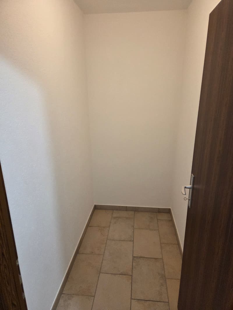 empty room, white walls, tiled floor, door