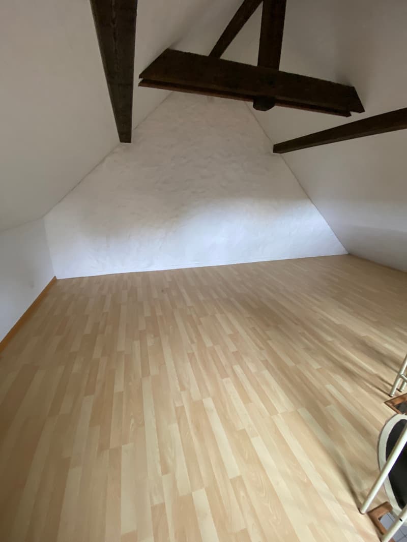 empty room, wooden floor, white walls, wooden beams