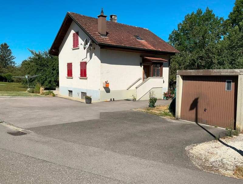Small individual house with 4 rooms, garage and outbuildings (1)