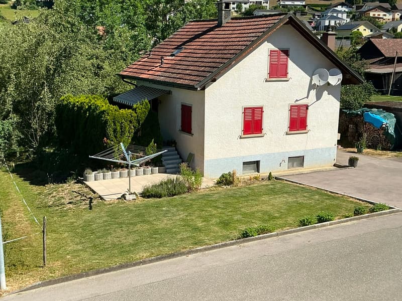 Small individual house with 4 rooms, garage and outbuildings (2)