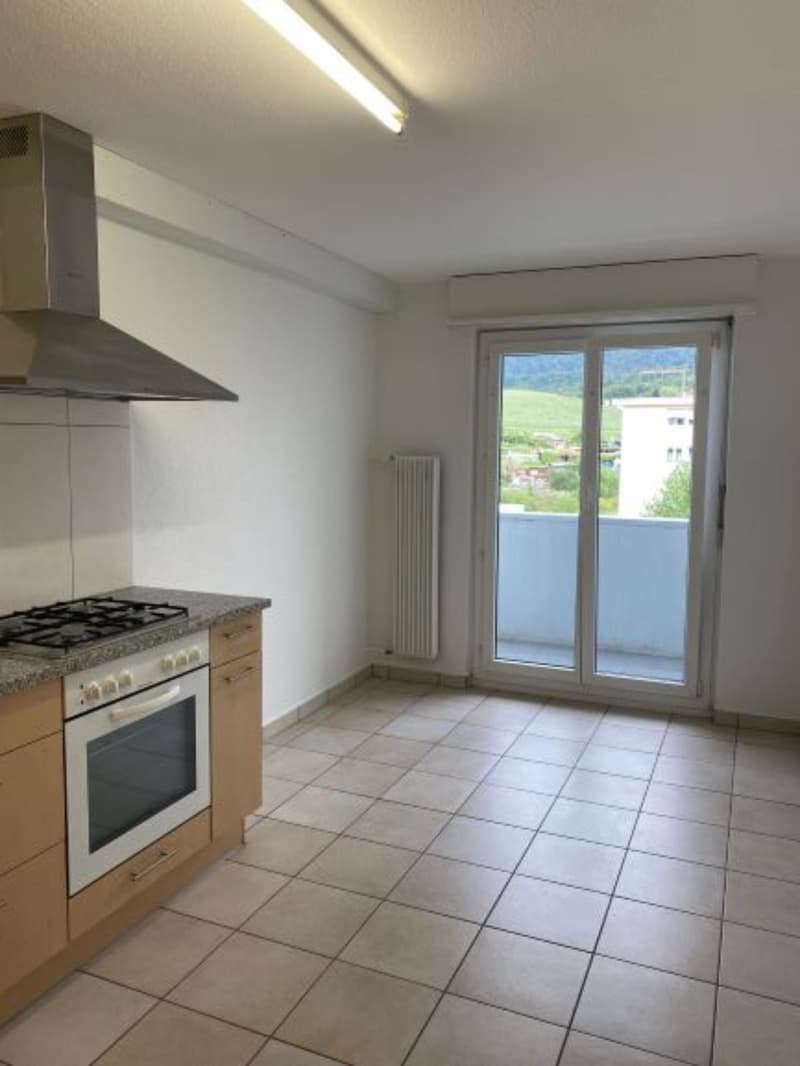 Bello e spazioso appartamento di 4 locali al 4° piano (3)