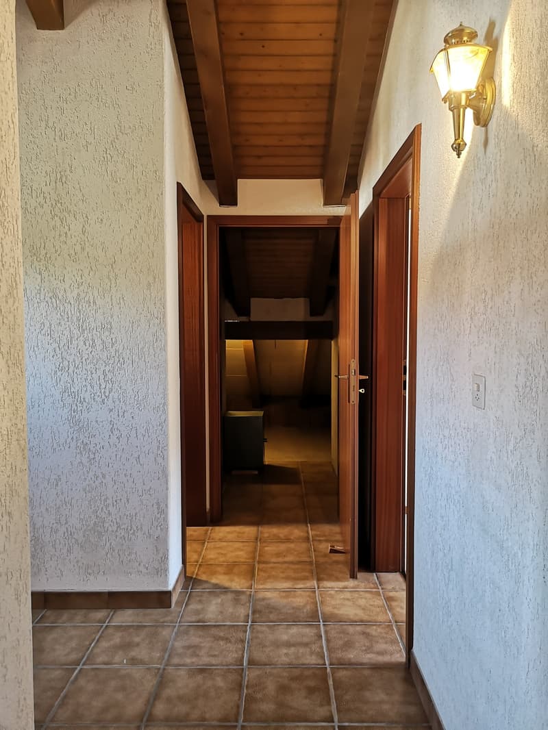 Grande maison 5.5pces, env. 120m2, terrain 802m2, avec garage, places de parc, terrasse, bûcher (29)