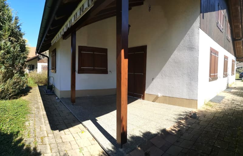 Grande maison 5.5pces, env. 120m2, terrain 802m2, avec garage, places de parc, terrasse, bûcher (8)