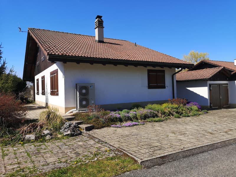 Grande maison 5.5pces, env. 120m2, terrain 802m2, avec garage, places de parc, terrasse, bûcher (4)