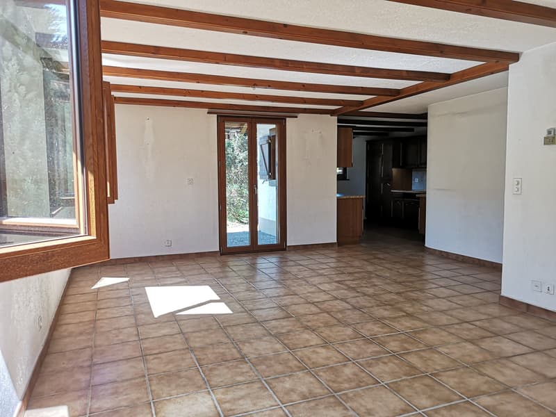 Grande maison 5.5pces, env. 120m2, terrain 802m2, avec garage, places de parc, terrasse, bûcher (23)