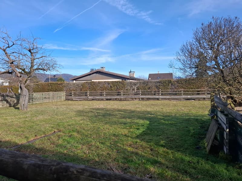 Large building plot with old barn, free of leasehold (1)