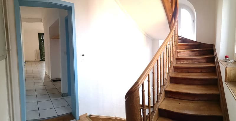 Bella casa unifamiliare o multifamiliare con garage, posti auto, terrazze, giardino (29)