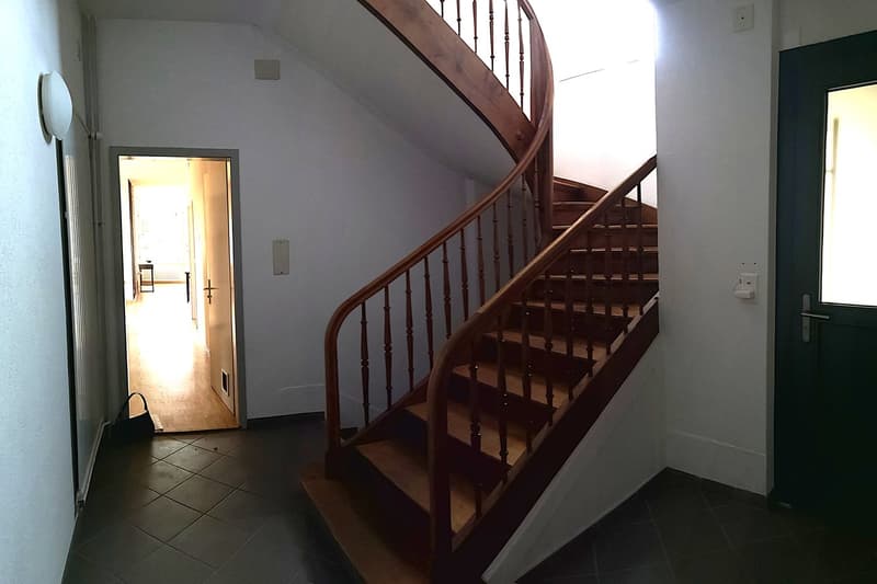 Bella casa unifamiliare o multifamiliare con garage, posti auto, terrazze, giardino (15)