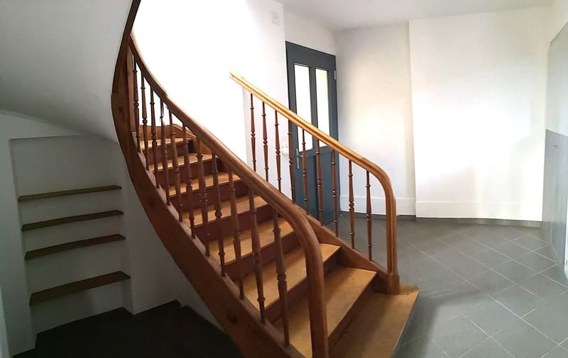 Bella casa unifamiliare o multifamiliare con garage, posti auto, terrazze, giardino (14)