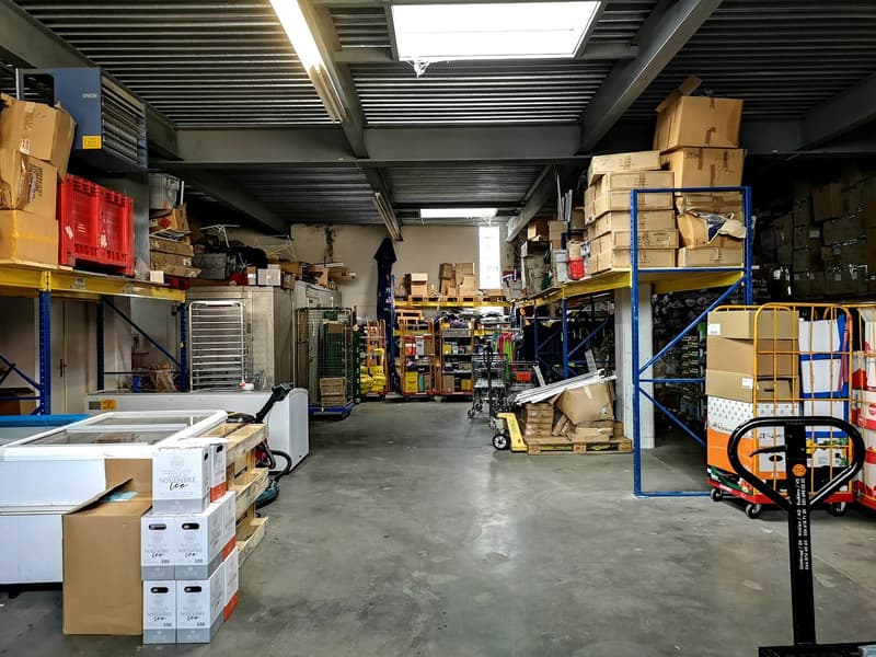 For sale large versatile area with warehouse, 3 parking spaces, 2 apartments (7)