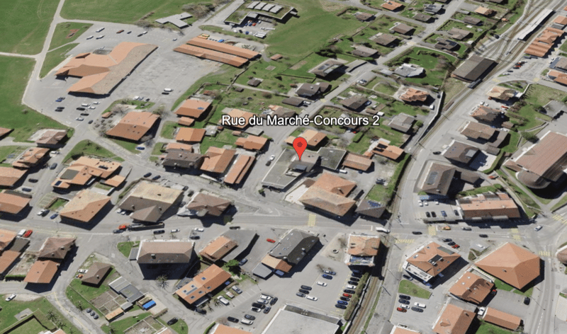 For sale: Building with large multipurpose area, 3 parking spaces, 2 apartments (4)