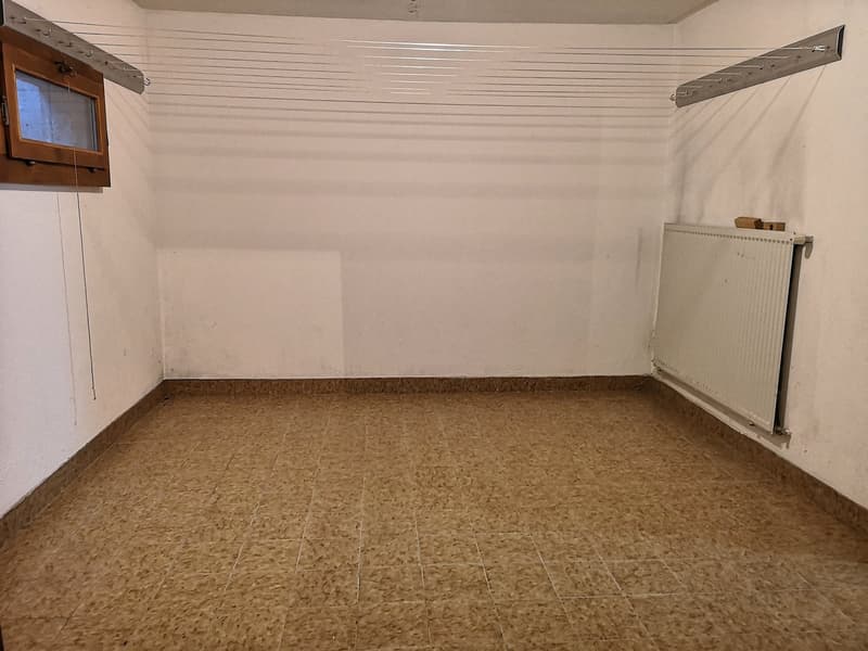 Grande maison 5.5pces, env. 120m2, terrain 802m2, avec garage, places de parc, terrasse, bûcher (37)