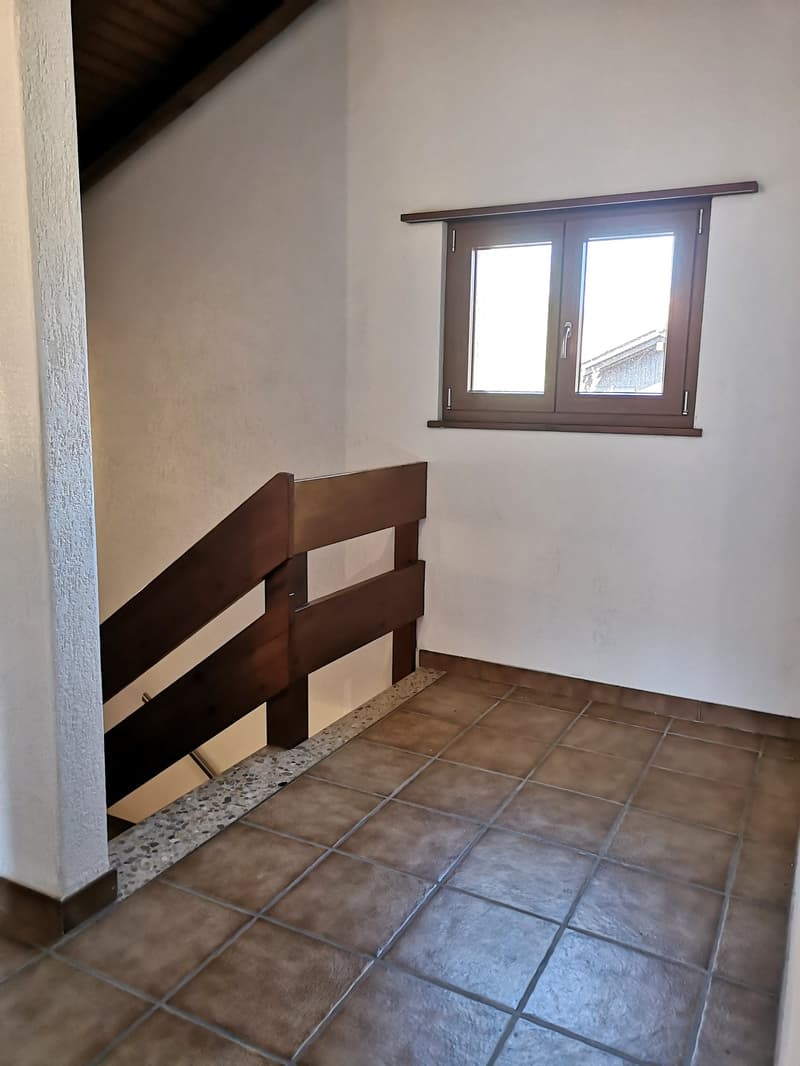 Grande maison 5.5pces, env. 120m2, terrain 802m2, avec garage, places de parc, terrasse, bûcher (28)