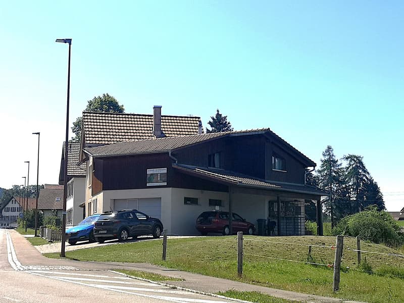 Grande casa familiare con 8,5 locali a Lajoux, possibilità di gestione di camere per gli ospiti (5)