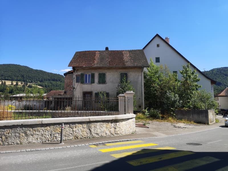 Maison individuelle à rénover complément au centre du village (4)