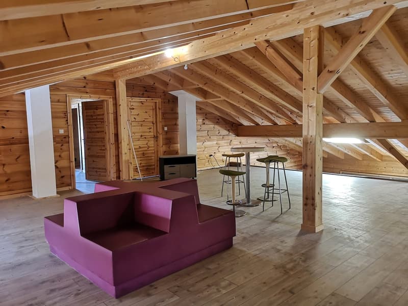 Bureau spacieux à louer à Le Cerneux-Péquignot dans zone artisanale (19)