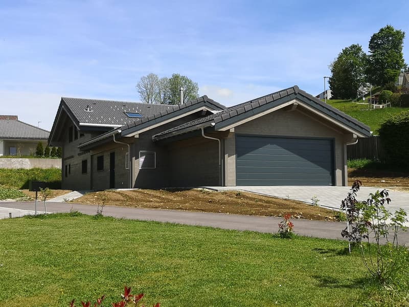 Grande maison moderne en madrier massif avec panneaux solaires, libre de suite (10)