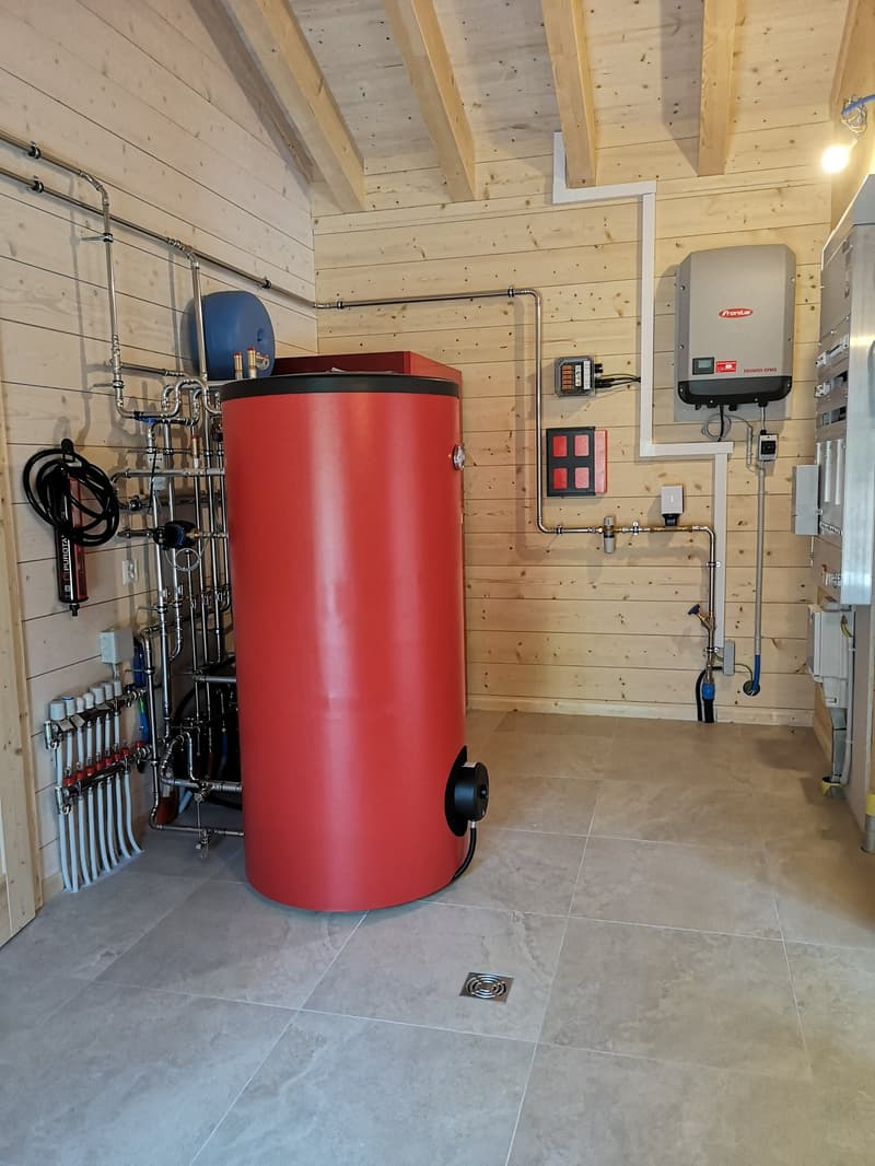 Grande maison moderne en madrier massif avec panneaux solaires, libre de suite (30)