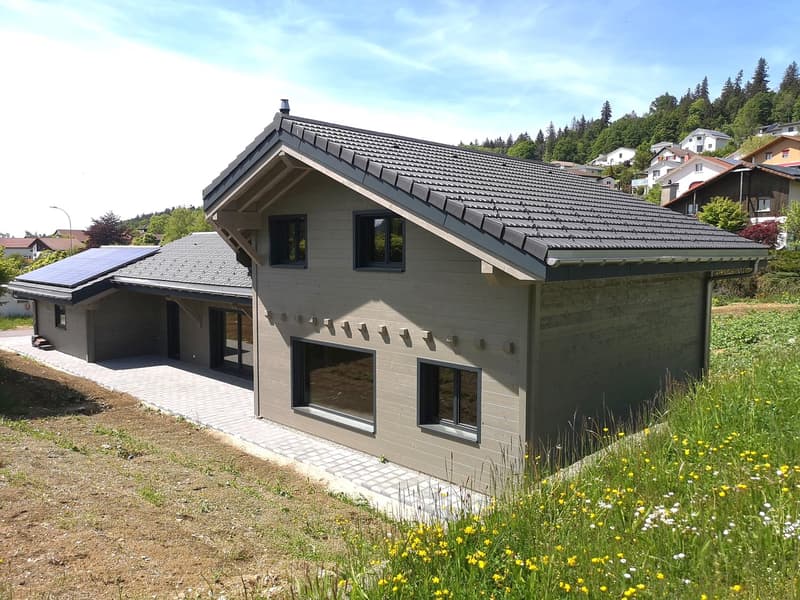 Grande maison moderne en madrier massif avec panneaux solaires, libre de suite (14)