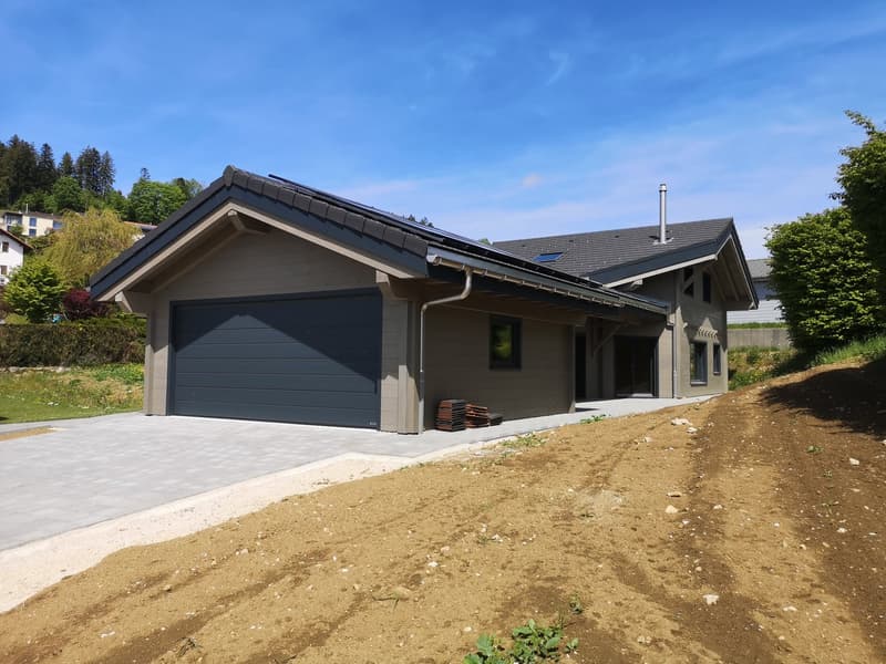 Grande maison moderne en madrier massif avec panneaux solaires, libre de suite (12)
