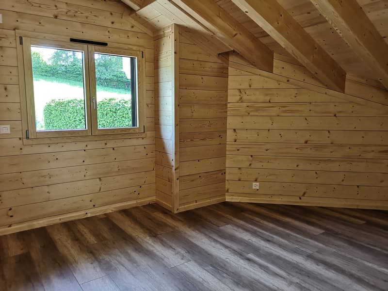 Grande maison moderne en madrier massif avec panneaux solaires, libre de suite (38)