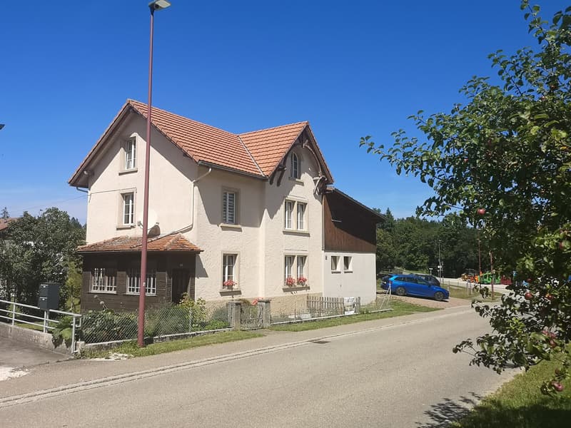 Grande maison familiale de 8,5 pièces à Lajoux, possibilité gestion chambres d'hôtes (3)