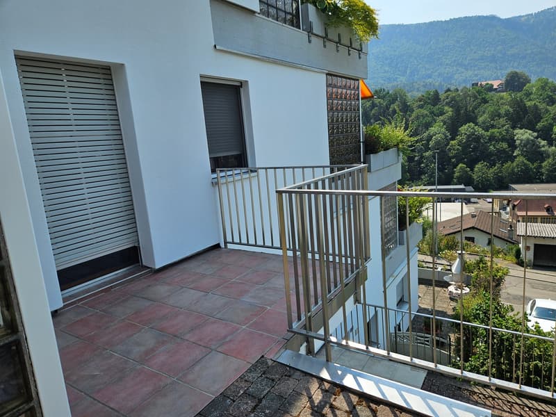 Spacieux appartement-terrasse de 5.5 pièces à Moutier avec vue dégagée, 2 garages (10)