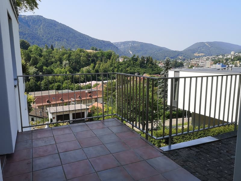 Spacieux appartement-terrasse de 5.5 pièces à Moutier avec vue dégagée, 2 garages (11)