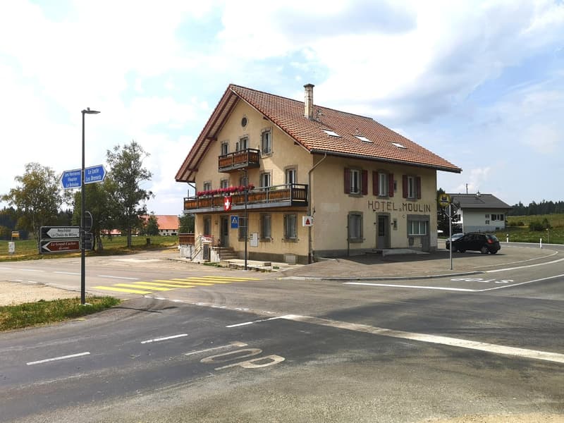 Immeuble mixte avec restaurant, 4 appartements, dépôts, garage collectif, panneaux solaires (2)