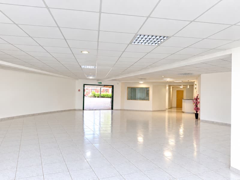A louer local commercial de 200m2 avec vitrine sur l'axe Delémont-Bâle (3)