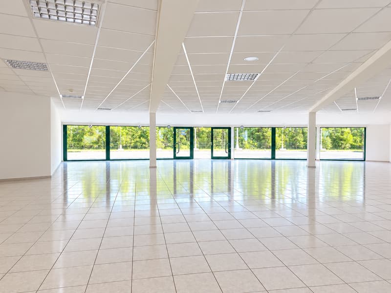 A louer local commercial de 200m2 avec vitrine sur l'axe Delémont-Bâle (1)