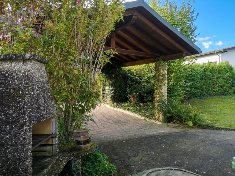 Jolie maison dans quartier résidentiel, avec garage + carport + place de parc, libre de suite. (5)