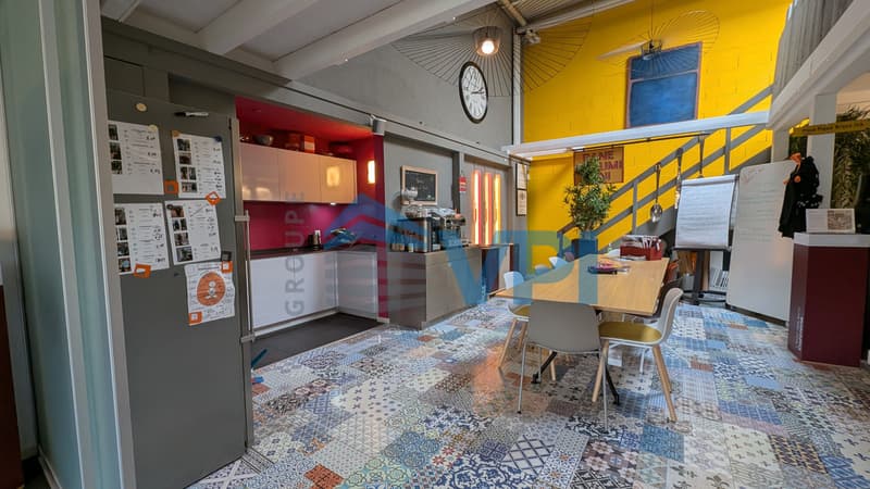 Mont-sur-Lausanne - Beau bureau de 486m2 avec quai de déchargement (13)