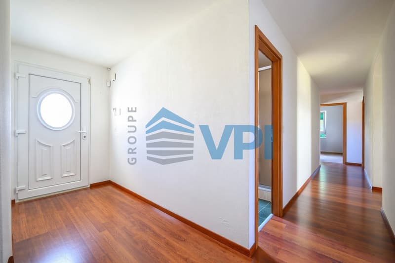 High-standard apartment with 6.5 rooms + kitchen (2)