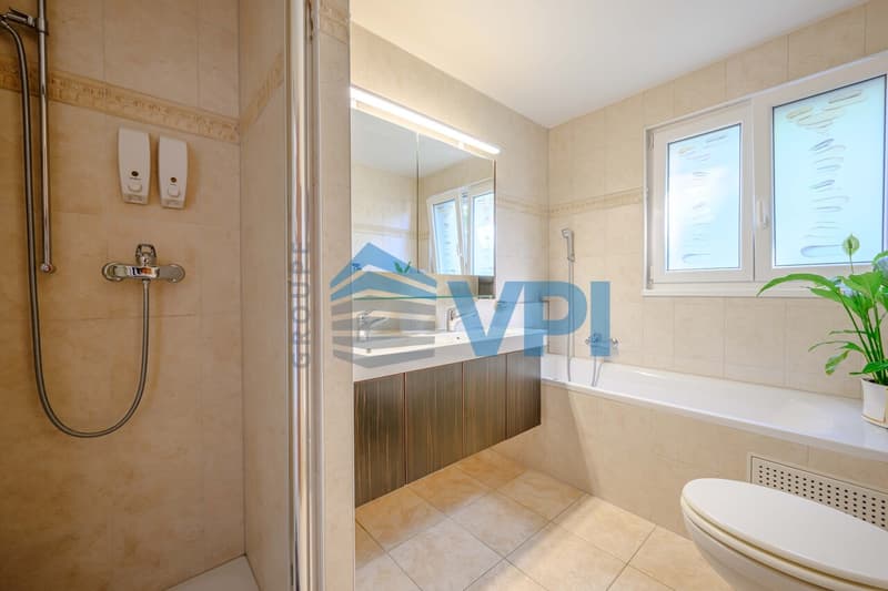 High-standard apartment with 6.5 rooms + kitchen (7)