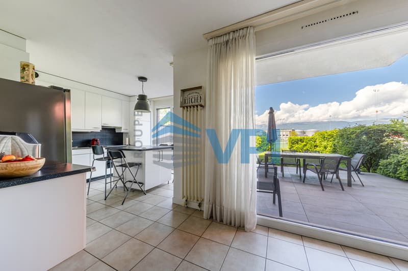 Beautiful 4-room family apartment with private outdoor space (2)