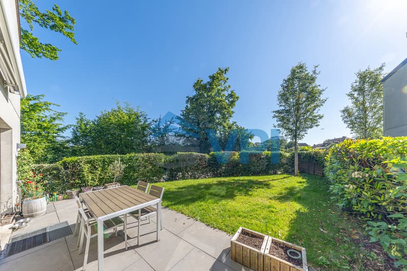 CONTEMPORARY DUPLEX WITH PRIVATE GARDEN IN SATIGNY (2)