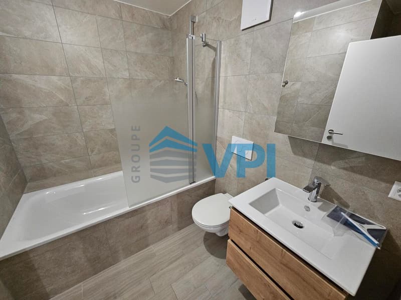 Superbe villa mitoyenne 6 pièces avec terrasse et jardin privatifs à B (9)