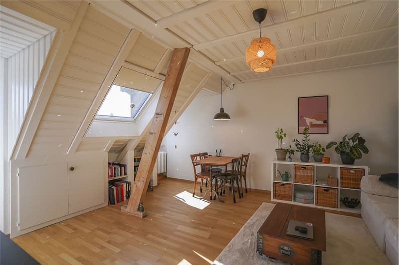 Kleine, charmante Dachwohnung mitten im Breitsch (9)