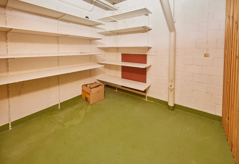 Keller mit mit montierten Tablaren