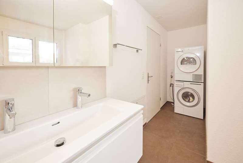 Bad, Dusche, WC mit Waschmaschine und Tumbler