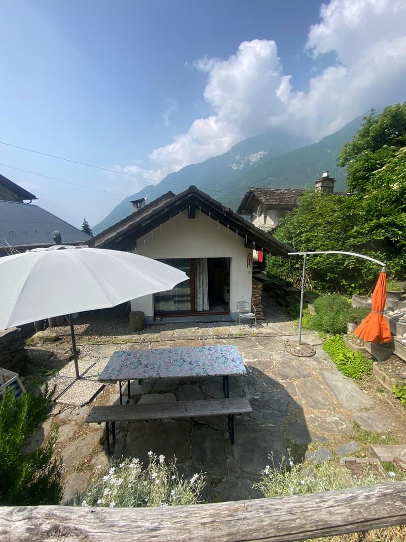 Mesocco, Andergia area, house for sale with adjacent rustico in a quiet and sunny neighborhood. (2)