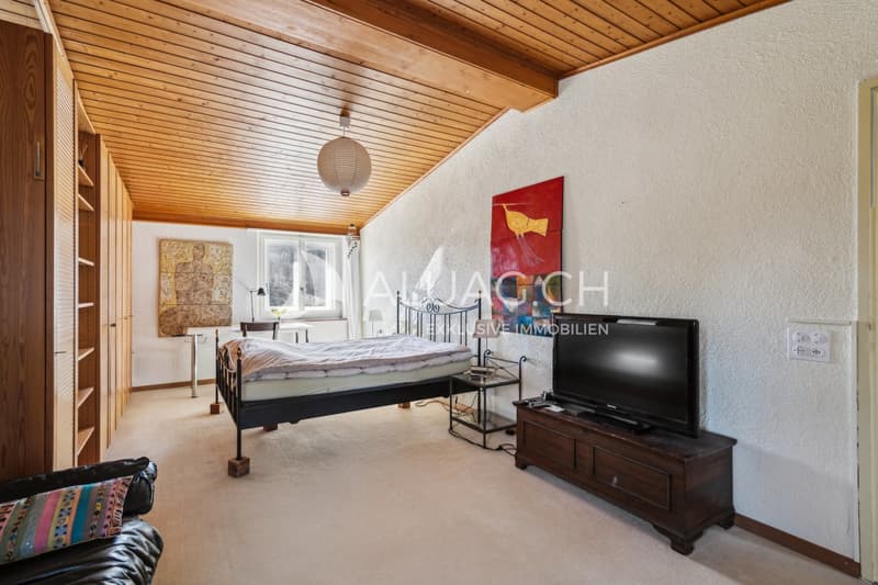 Hier das zweite Zimmer, hell, mit Teppichboden und Fenster gegen Süden.