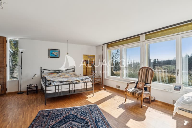 Später, östlich am Stammhaus angebaut, ein Zimmer, ebenfalls mit grosser Fensterfront  und toller Aussicht.