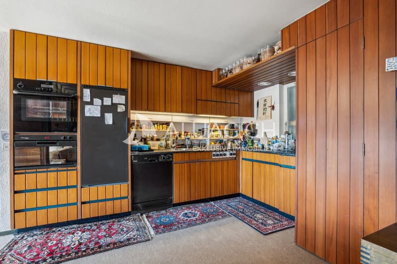 Offen zum Wohnzimmer hier die Küchenkombination aus Massivholz, für Chef- und Hobby-Köche gebaut.