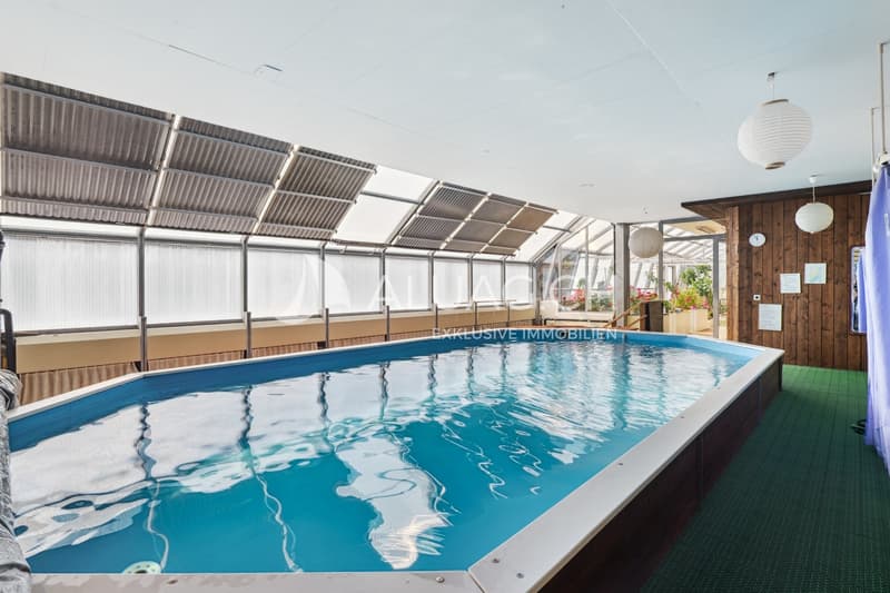 Auch einladend, das beachtliche, durch Sonnenenergie beheizte Pool direkt daneben die Sauna und Dusche.