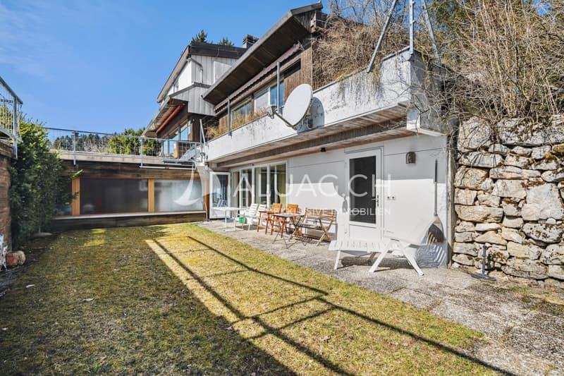 Die Einliegerwohnung, ein Studio mit Küche und Bad, von total 51 m2 erhält viel Sonne dank dem Lichthof.
